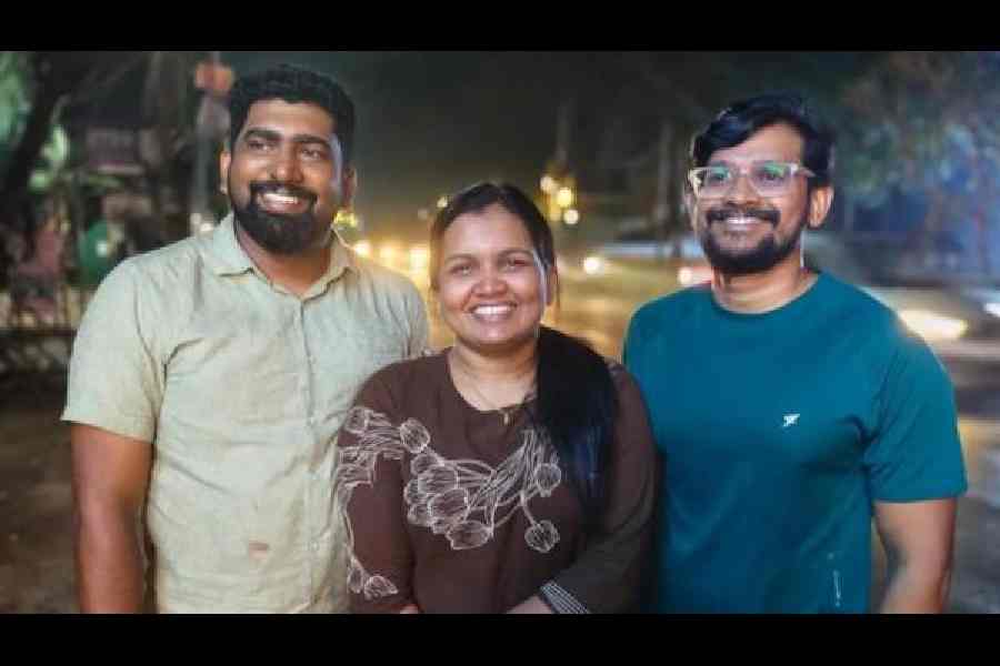 Roadside Surgery : दुर्घटना में घायल की फोन की रोशनी में सड़क किनारे एयरवे सर्जरी