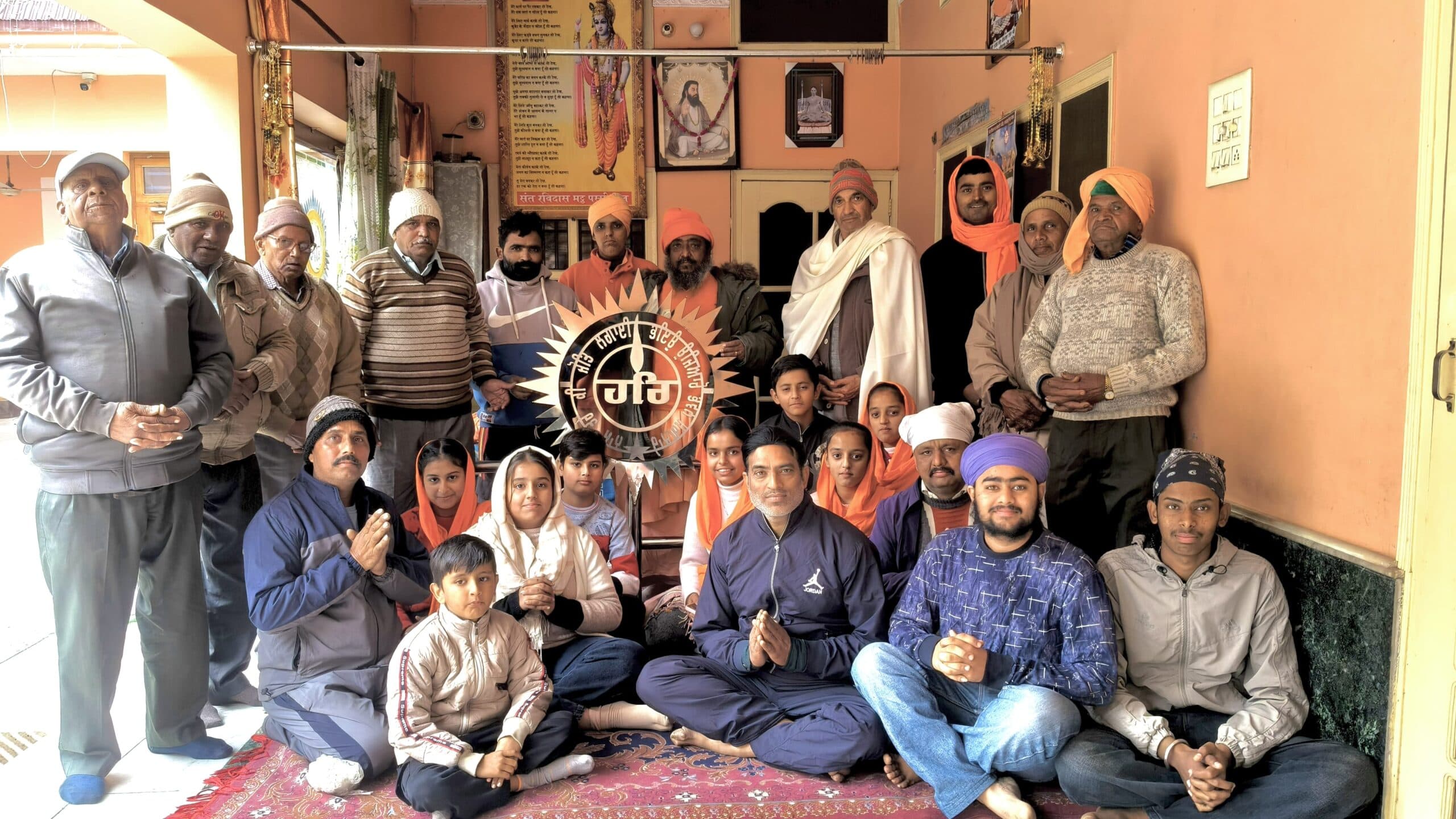 Sant Ravidass math Pasiwal : संचालक श्री 108 संत गोपाला नंद महाराज ने हरि निशान साहिब भेंट किया