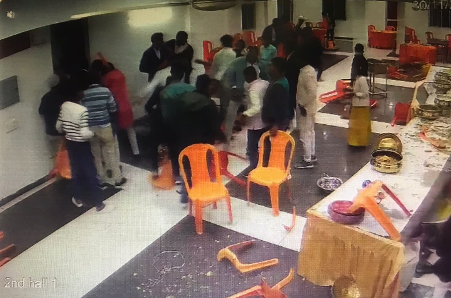 Rasgulla fight : शादी में रसगुल्ला कम पड़ने पर चले मुक्का-लात, कुर्सियां