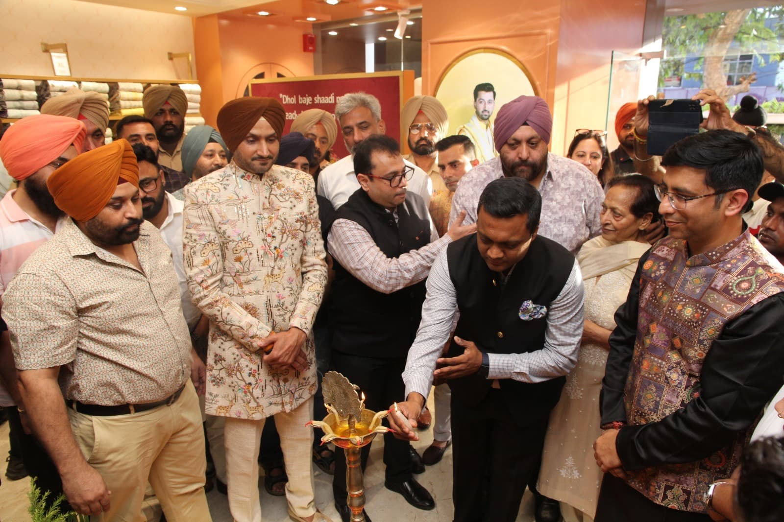 Devo ने जालंधर में किया नए स्टोर का भव्य लांच