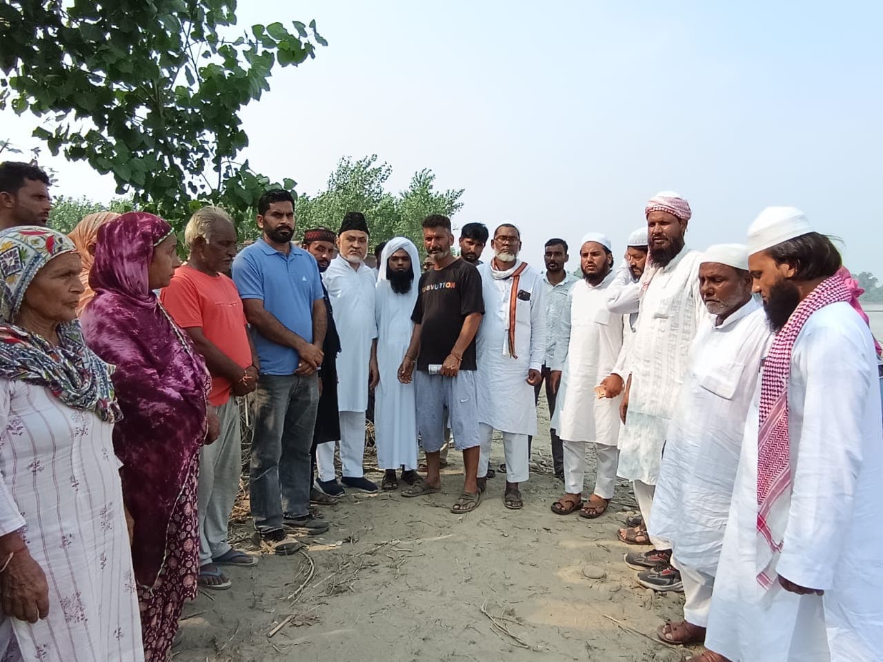 Gurdaspur : गाँव कोलिया के 35 बाढ़ पीड़ित परिवारों को आर्थिक सहायता