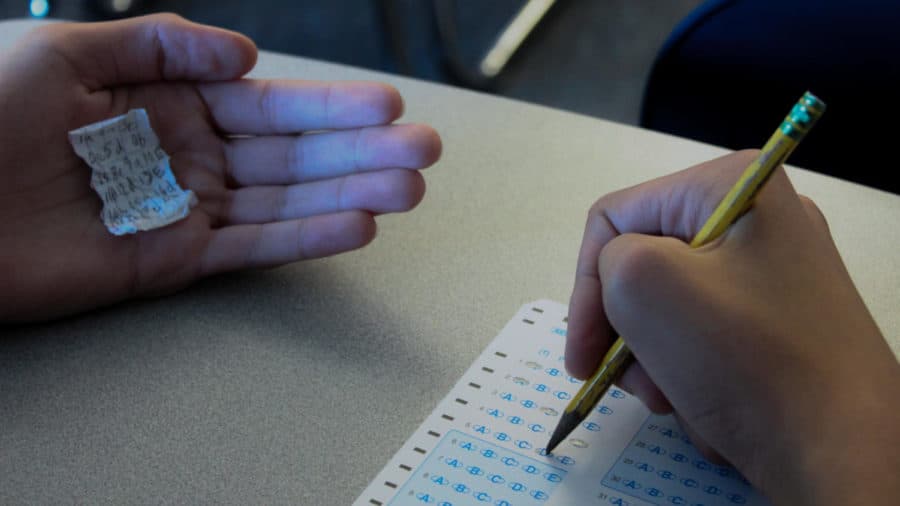 Cheating : एग्जाम में नकल करते पकड़ा, 12वीं मंज़िल से कूद जान दी