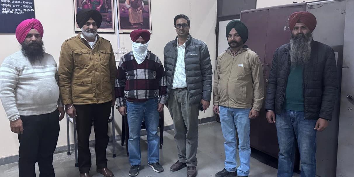 Patwari राम सिंह 8000 रिश्वत लेता काबू, इंतकाल के बदले मांगी थी रकम